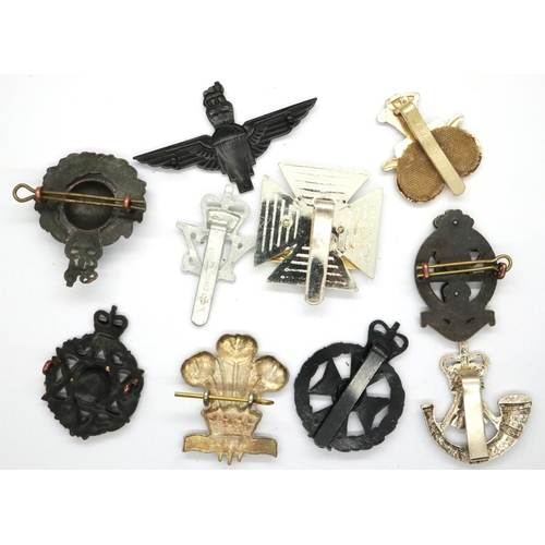 2313 - Ten metal British Army cap badges from the Reign of Queen Elizabeth II. P&P Group 1 (£14+VAT for the... 