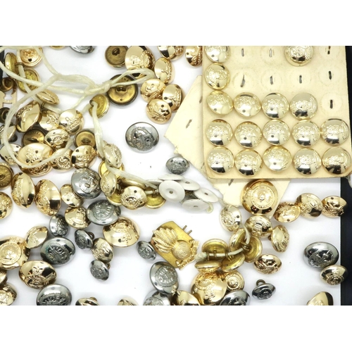 2318 - Collection of mainly Staybrite military buttons. P&P Group 1 (£14+VAT for the first lot and £1+VAT f... 
