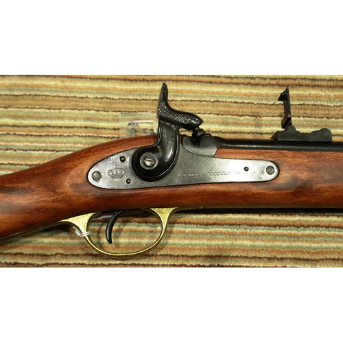 2225 - Replica Flintlock rifle with full working mechanism, (non firing). P&P Group 3 (£25+VAT for the firs... 