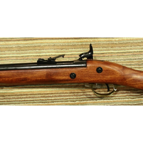 2225 - Replica Flintlock rifle with full working mechanism, (non firing). P&P Group 3 (£25+VAT for the firs... 