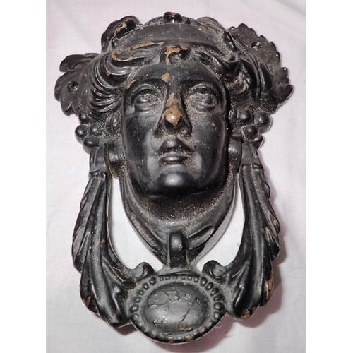 1025 - Cast iron door knocker in the form of a lady, H: 18 cm. P&P Group 1 (£14+VAT for the first lot and £... 