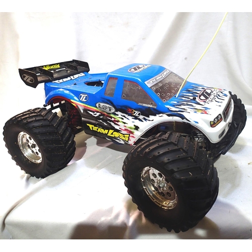 2110 - Team Losi Monster Truck, fitter M26 blue top engine with sport silencer, alloy chassis etc, L: 55 cm... 