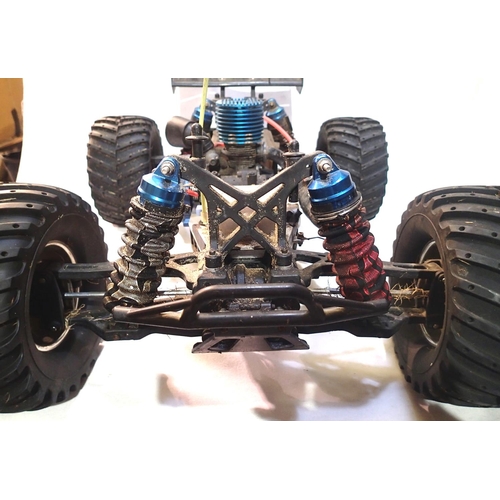 2110 - Team Losi Monster Truck, fitter M26 blue top engine with sport silencer, alloy chassis etc, L: 55 cm... 