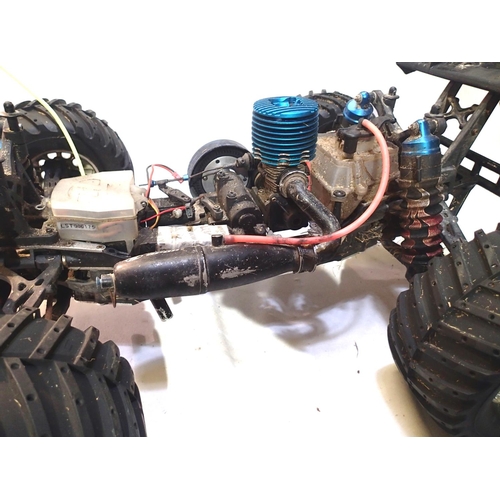 2110 - Team Losi Monster Truck, fitter M26 blue top engine with sport silencer, alloy chassis etc, L: 55 cm... 