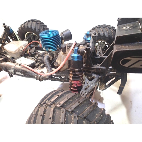 2110 - Team Losi Monster Truck, fitter M26 blue top engine with sport silencer, alloy chassis etc, L: 55 cm... 