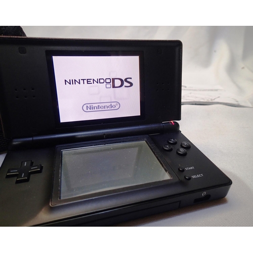 2206 - Nintendo DS Lite with charger, lead and carry case. P&P Group 1 (£14+VAT for the first lot and £1+VA... 