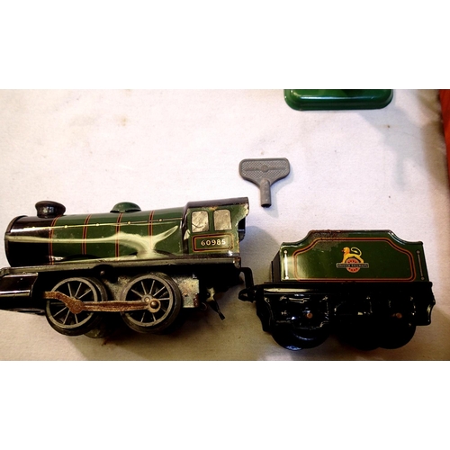 2213 - O gauge Hornby no 20 goods train set, Clockwork 040 and tender, working with key, two wagons, track ... 