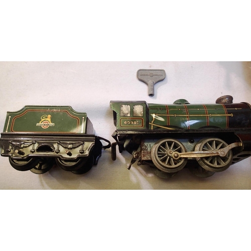 2213 - O gauge Hornby no 20 goods train set, Clockwork 040 and tender, working with key, two wagons, track ... 