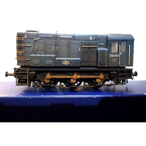 2247 - OO scale Bachmann 32-115, class 08 diesel, re-numbered 08744, blue weathered, body loose on chassis,... 