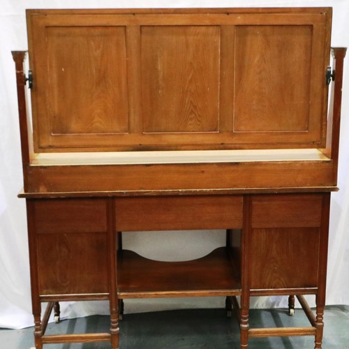 2091 - An Aesthetic period golden oak dressing table in the manner of Lamb of Manchester, with pivoting rec... 