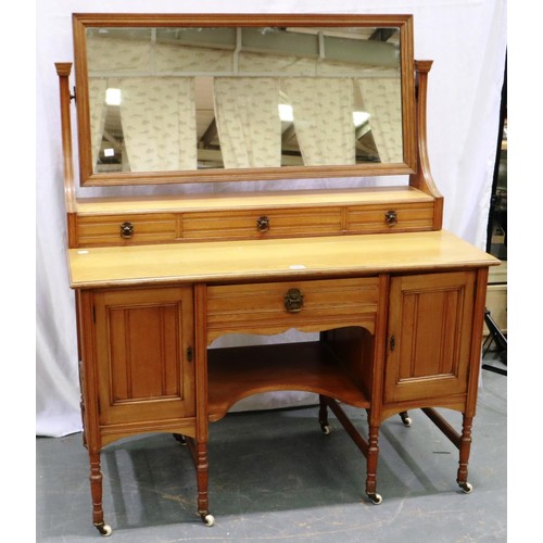 2091 - An Aesthetic period golden oak dressing table in the manner of Lamb of Manchester, with pivoting rec... 