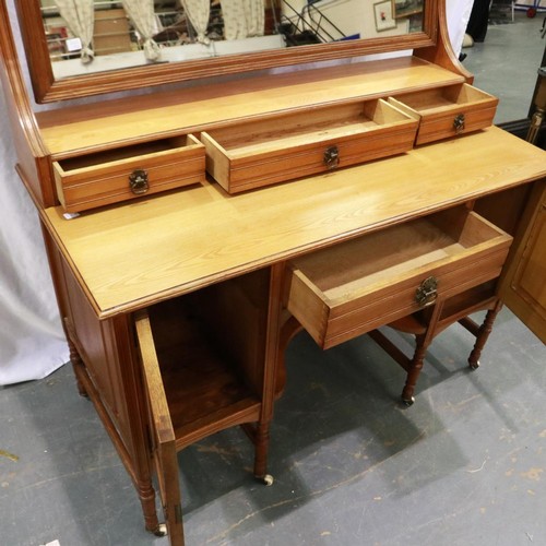 2091 - An Aesthetic period golden oak dressing table in the manner of Lamb of Manchester, with pivoting rec... 