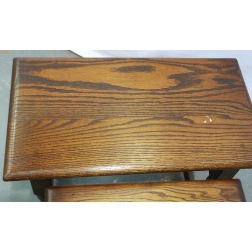 2135 - A 20th century Old Charm oak nest of three graduating tables, largest 61 x 33 x 45 cm H. Not availab... 