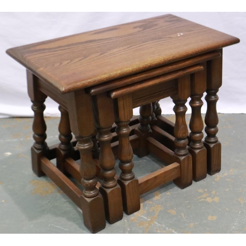 2135 - A 20th century Old Charm oak nest of three graduating tables, largest 61 x 33 x 45 cm H. Not availab... 