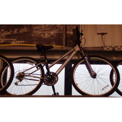 1010 - Apollo XC26, 17 inch frame, 18 speed childs mountain bike equipped with Alahangan brakes and grip sh... 