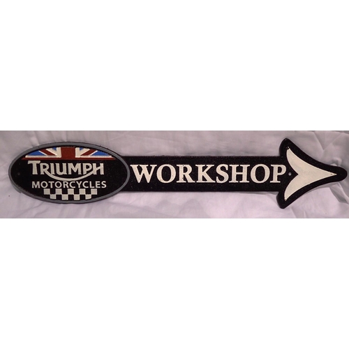 1020 - Cast iron Triumph Motorcycles workshop arrow, W: 40 cm. P&P Group 1 (£14+VAT for the first lot and £... 