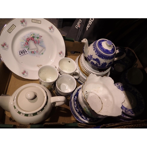 1047 - Mixed ceramics including blue and white. Not available for in-house P&P