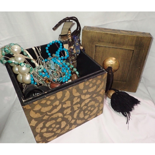 1176 - Quantity of mixed costume jewellery and watches in a painted wooden box. P&P Group 2 (£18+VAT for th... 