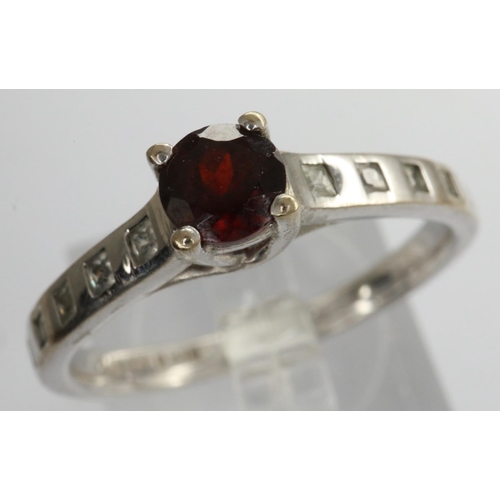 11 - 9ct white gold solitaire ring set with garnet and cubic zirconia, size S, 3.0g. P&P Group 1 (£14+VAT... 