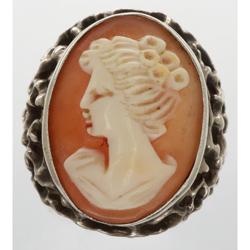 14 - Large 925 silver cameo ring, size S/T. P&P Group 1 (£14+VAT for the first lot and £1+VAT for subsequ... 