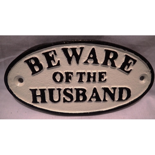 1435 - Cast iron Beware of the Husband sign, W: 12 cm. P&P Group 1 (£14+VAT for the first lot and £1+VAT fo... 