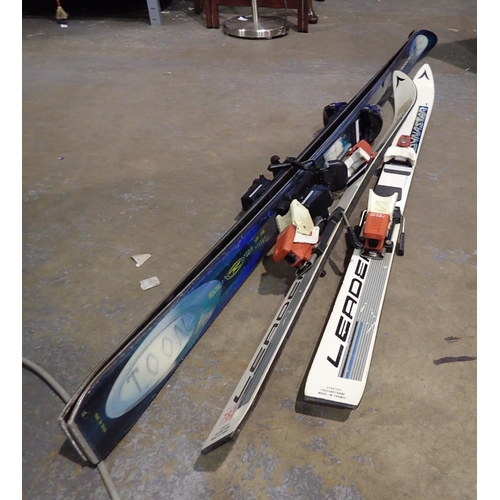 1477 - Pair of Rossignol 10.4 Toon Skis and a pair of Dynastar 5127 skis. Not available for in-house P&P