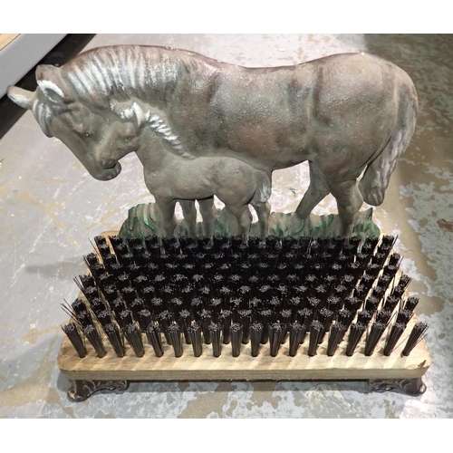 1513 - Cast iron horse and foal boot brush on wooden base, H: 25 cm. Not available for in-house P&P