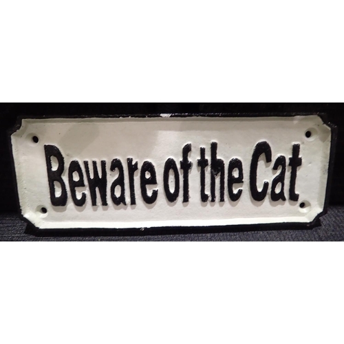 1527 - Cast iron Beware of the Cat sign, W: 25 cm. P&P Group 1 (£14+VAT for the first lot and £1+VAT for su... 