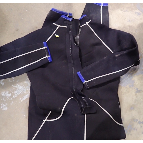 1540 - Naul Waveware mens wetsuit, size L. P&P Group 2 (£18+VAT for the first lot and £3+VAT for subsequent... 