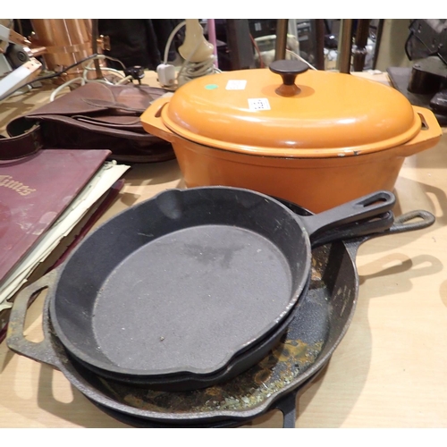 1576 - Large Le Creuset style cooking pot and four cast iron frying pans (5). Not available for in-house P&... 