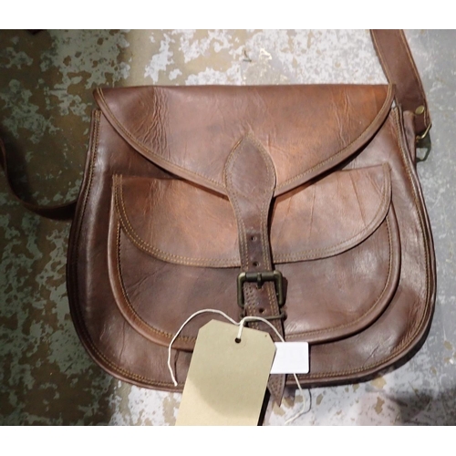 1577 - American made leather satchel in good condition. P&P Group 2 (£18+VAT for the first lot and £3+VAT f... 