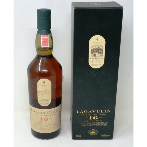 527 - Lagavulin single Islay malt whisky aged 16 years, 70cl, 43% proof, boxed. P&P Group 2 (£18+VAT for t... 