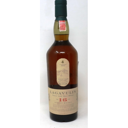 527 - Lagavulin single Islay malt whisky aged 16 years, 70cl, 43% proof, boxed. P&P Group 2 (£18+VAT for t... 