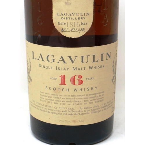 527 - Lagavulin single Islay malt whisky aged 16 years, 70cl, 43% proof, boxed. P&P Group 2 (£18+VAT for t... 