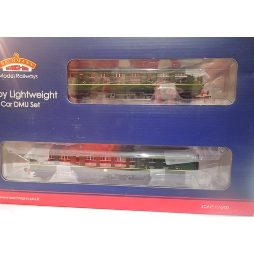 2462 - OO gauge Bachmann 32-516A, Derby lightweight two car DMU green with speed whiskers in excellent to n... 