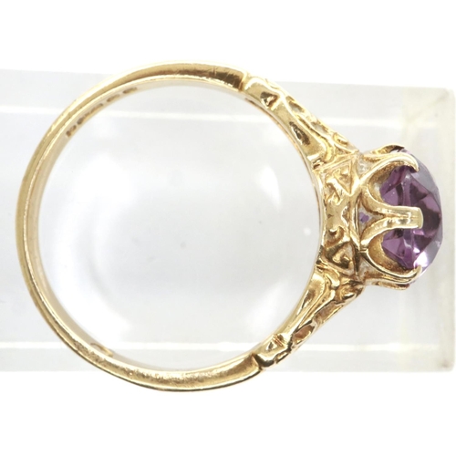 68 - 9ct gold ring set with a central amethyst, size O, 3.0g. P&P Group 1 (£14+VAT for the first lot and ... 