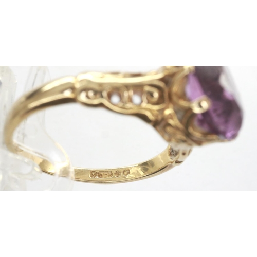 68 - 9ct gold ring set with a central amethyst, size O, 3.0g. P&P Group 1 (£14+VAT for the first lot and ... 