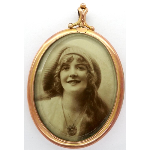 73 - Large 9ct gold bound double sided photograph pendant, H: 70 mm. P&P Group 1 (£14+VAT for the first l... 