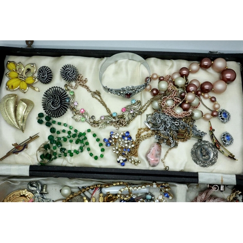 82 - Collection of mixed costume jewellery to include brooches. P&P Group 1 (£14+VAT for the first lot an... 