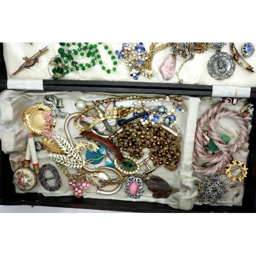 82 - Collection of mixed costume jewellery to include brooches. P&P Group 1 (£14+VAT for the first lot an... 