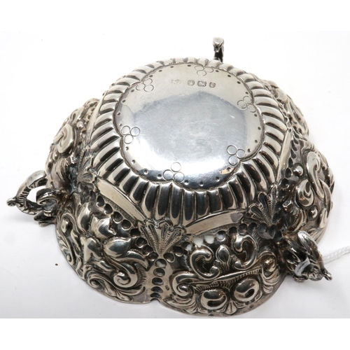 104 - Walker & Hall, hallmarked silver tri-handled bowl, D: 80 mm, 61g. P&P Group 1 (£14+VAT for the first... 