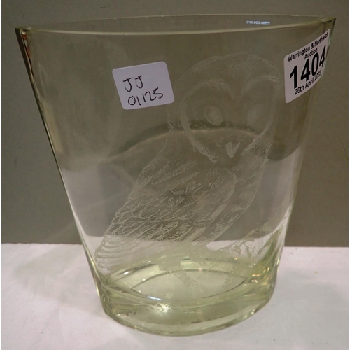 1404 - Etched glass vase with owl decoration, indistinctly signed to base, H: 21 cm. P&P Group 3 (£25+VAT f... 