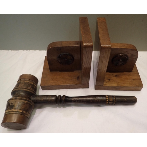 1423 - Pair of oak bookends with floral design and an inlaid wooden gavel. P&P Group 2 (£18+VAT for the fir... 