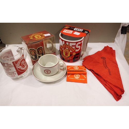 1512 - Mixed Manchester United football memorabilia. P&P Group 2 (£18+VAT for the first lot and £3+VAT for ... 