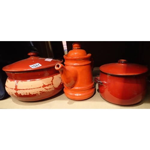 1527 - Two large red cooking pots and a teapot (3). P&P Group 2 (£18+VAT for the first lot and £3+VAT for s... 