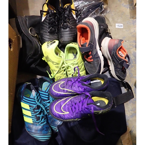 1528 - Sports bag containing childrens football boots and  further items. P&P Group 2 (£18+VAT for the firs... 