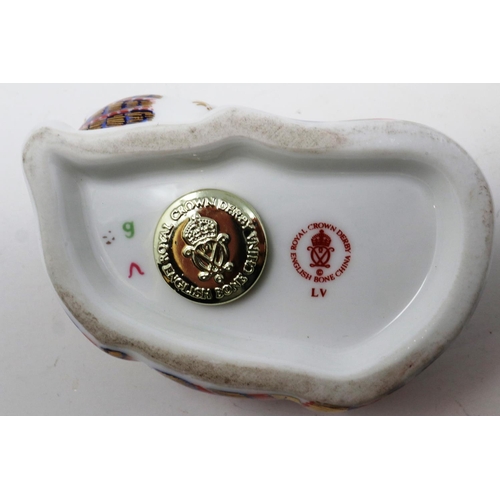 162 - Royal Crown Derby cat paperweight, with gold stopper, L: 80 mm, no cracks or chips. P&P Group 1 (£14... 