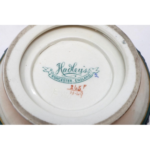 223 - Hadleys Worcester Rose covered pot, H: 10 cm, with damages. P&P Group 1 (£14+VAT for the first lot a... 