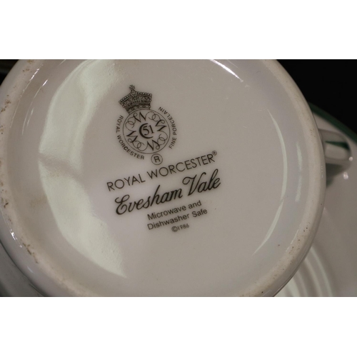 266 - Royal Worcester dinner service of thirty pieces, in the Evesham Vale pattern. Not available for in-h... 