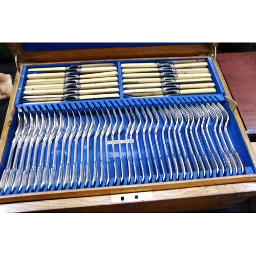 304 - Good quality five tray canteen of Joseph Rodgers & Sons cutlery, mostly complete. P&P Group 3 (£25+V... 